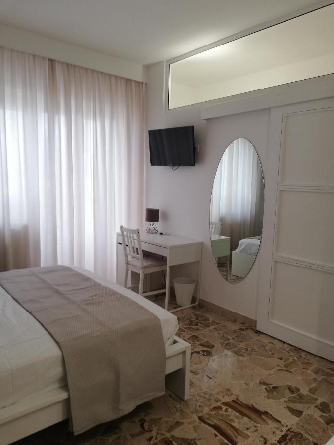 ホテル Ostuni Crispi House エクステリア 写真